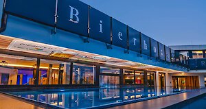 Moderner Pool im Wohlfühlhotel im Bayerischen Wald